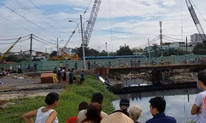 Tá hỏa phát hiện xác người phụ nữ nằm dưới kênh