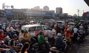 Giao thông ùn tắc nghiêm trọng ở cửa ngõ phía tây bắc TP Hồ Chí Minh
