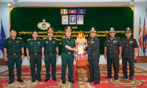 Bộ Tư lệnh TP Hồ Chí Minh chúc Tết Chol Chnam Thmay tại tỉnh Kampong Thom (Campuchia)