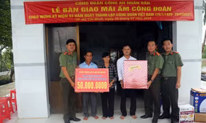 Phòng PC07 bàn giao căn nhà tình nghĩa cho chiến sĩ có hoàn cảnh khó khăn
