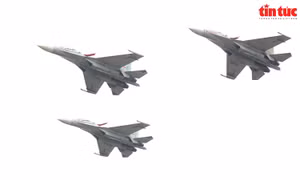 Ngắm 'Hổ mang chúa' Su-30MK2 làm chủ bầu trời