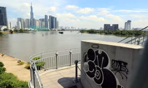 TP Hồ Chí Minh: Cầu Ba Son lại bị vẽ bậy, xịt sơn loang lổ