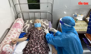 TP Hồ Chí Minh: Đến tận nhà tiêm vaccine phòng COVID-19 cho người dân ở ‘vùng đỏ’