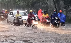 Nhiều tuyến đường TP Hồ Chí Minh thành sông sau cơn mưa lớn