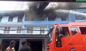 TP Hồ Chí Minh: Cháy kho điện máy, nhiều tài sản bị thiêu rụi