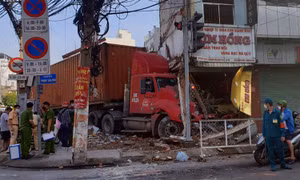 TP Hồ Chí Minh: Xe container mất lái đâm sập tiệm vàng