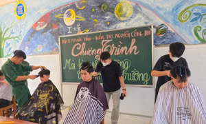 Bộ đội Biên phòng đồng hành cùng học sinh qua chương trình ‘Mái tóc yêu thương’