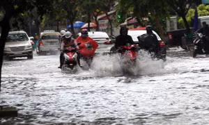 Mưa lớn, nhiều khu vực ở TP Hồ Chí Minh ngập nặng