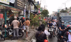 Ô tô 7 chỗ đâm hàng loạt xe máy, 2 người bị thương