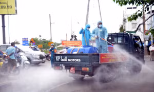 Thành phố Thủ Đức phun khử khuẩn hàng loạt tuyến đường để phòng chống COVID-19