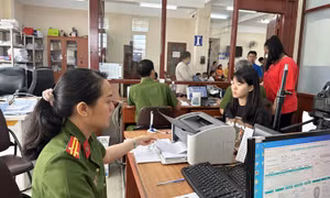 Công an TP Hồ Chí Minh ra quân cấp CCCD gắn chip cho học sinh