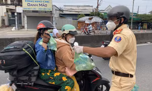 CSGT phát sữa, nước, khẩu trang, bình xịt cồn cho người dân trên đường về quê