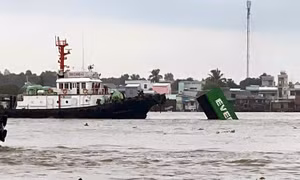 TP Hồ Chí Minh: Tàu va chạm với sà lan làm 9 thùng container rơi xuống sông
