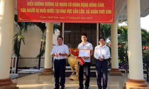Biểu dương, khen thưởng người dân dũng cảm cứu nạn nhân bị đuối nước