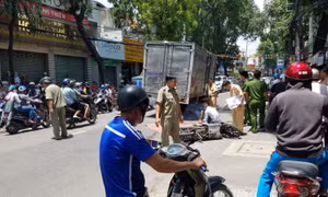 Người phụ nữ bị xe tải kéo lê tử vong sau cú va chạm