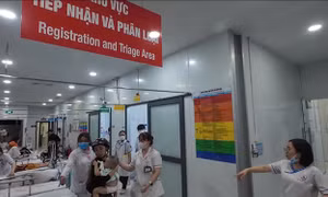CSGT TP Hồ Chí Minh kịp thời đưa bé 2 tuổi bị hóc dị vật đến bệnh viện cấp cứu