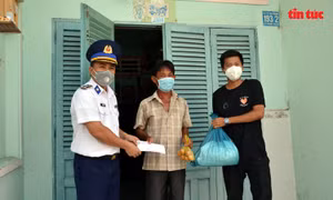 Cảnh sát biển Việt Nam trao tặng 300 suất quà cho bà con ngư dân huyện Cần Giờ