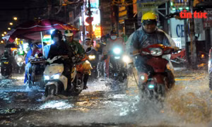 Mưa lớn, nhiều tuyến đường TP Hồ Chí Minh biến thành sông