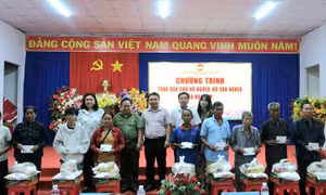 Hội Cựu CAND phường Chánh Hưng lan tỏa nghĩa tình đến xã Núi Cấm