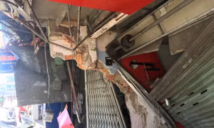 Xe container mất lái đâm vào 2 cửa hàng 