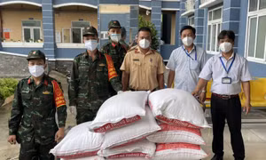 CSGT TP Hồ Chí Minh trao tặng một tấn gạo cho người nghèo bị ảnh hưởng dịch COVID-19