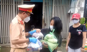 CSGT TP Hồ Chí Minh hỗ trợ 200 phần quà cho bà con nghèo trong các khu nhà trọ