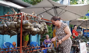 TP Hồ Chí Minh: Nhộn nhịp chợ bánh ú bá trạng, bánh tro dịp Tết Đoan Ngọ