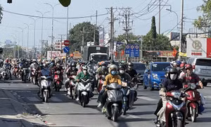 Người dân ùn ùn trở lại TP Hồ Chí Minh trong ngày mùng 5 Tết