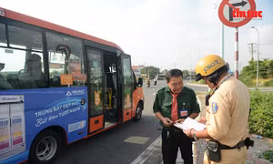  CSGT Tân Túc tăng cường kiểm soát vận tải hành khách cửa ngõ Tây
