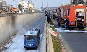 Xe buýt bốc cháy ngùn ngụt trong hầm chui An Sương