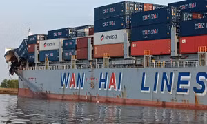 TP Hồ Chí Minh: Hai tàu chở container đâm nhau trên sông Lòng Tàu