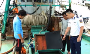 Bắt giữ hai tàu cá chở 100.000 lít dầu DO không rõ nguồn gốc