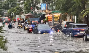 TP Hồ Chí Minh: Mưa lớn kết hợp triều cường dâng cao, nhiều tuyến đường chìm sâu