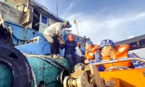 Vùng Cảnh sát biển 3 cấp cứu kịp thời ngư dân bị nạn trên biển