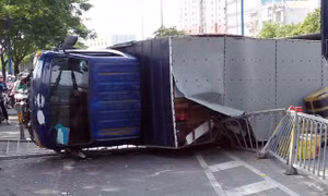 Xe tải san phẳng dải phân cách, lật ngang trên đại lộ Võ Văn Kiệt