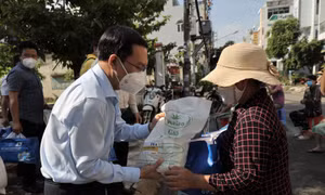 Người dân cầu cứu qua Tổng đài 1022 được lãnh đạo đến tận nơi tặng quà