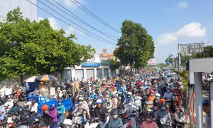 CSGT lý giải nguyên nhân ùn tắc 'không lối thoát' trên đường Trường Chinh, TP Hồ Chí Minh