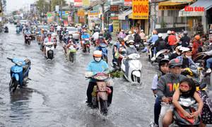 Hàng loạt tuyến đường ở TP Hồ Chí Minh lại chìm trong ‘biển’ nước