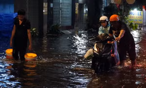 Mưa lớn khiến nhiều tuyến đường ở TP Hồ Chí Minh ngập sâu