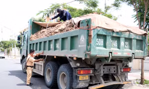 Cảnh sát giao thông TP Hồ Chí Minh xử lý 14 xe ben chở quá tải, quá khổ