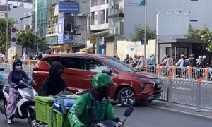 Ô tô đâm dải phân cách trên đường Cộng Hòa trong ngày đầu áp dụng phân làn, đảo chiều