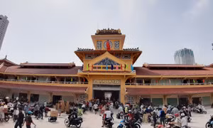 Nhộn nhịp chợ Bình Tây ngày khai trương