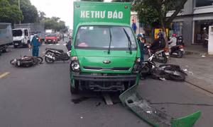 TP Hồ Chí Minh: Xe tải đâm nhiều xe máy, 3 người bị thương