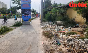 Rác thải chất đống trên đường Phan Thúc Duyện đã được dọn sạch sau phản ánh của Báo Tin tức và Dân tộc