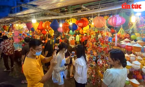 TP Hồ Chí Minh: Người người rộn ràng 'check-in' phố bán lồng đèn Trung thu