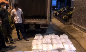 CSGT TP Hồ Chí Minh bắt xe tải chở gần 8.000 bao thuốc lá lậu