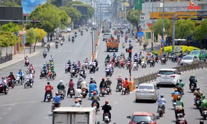 Người dân TP Hồ Chí Minh chống chọi dưới nắng nóng 38 độ