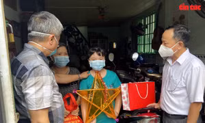 Thứ trưởng Nguyễn Trường Sơn tặng quà Trung thu cho các thiếu nhi mồ côi do dịch COVID-19