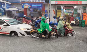 TP Hồ Chí Minh: Hàng loạt tuyến đường ở thành phố Thủ Đức ngập nặng sau cơn mưa to kéo dài