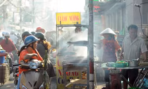 Người dân TP Hồ Chí Minh đổ xô đi mua cá lóc nướng ngày vía Thần tài